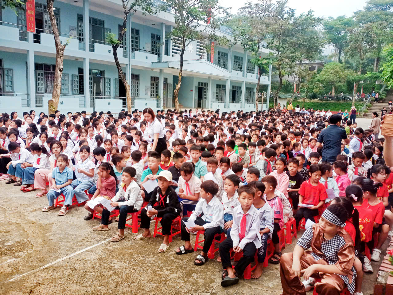 Các em học sinh lo âu xếp hàng bảo răng răng