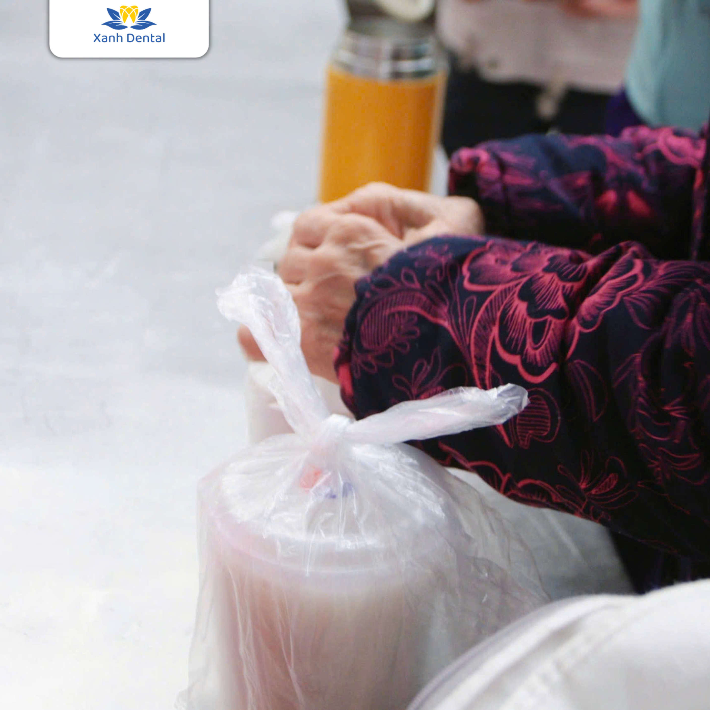 Mỗi cốc cháo được trao đến các cụ là một niềm vui của Xanh được nhân lên