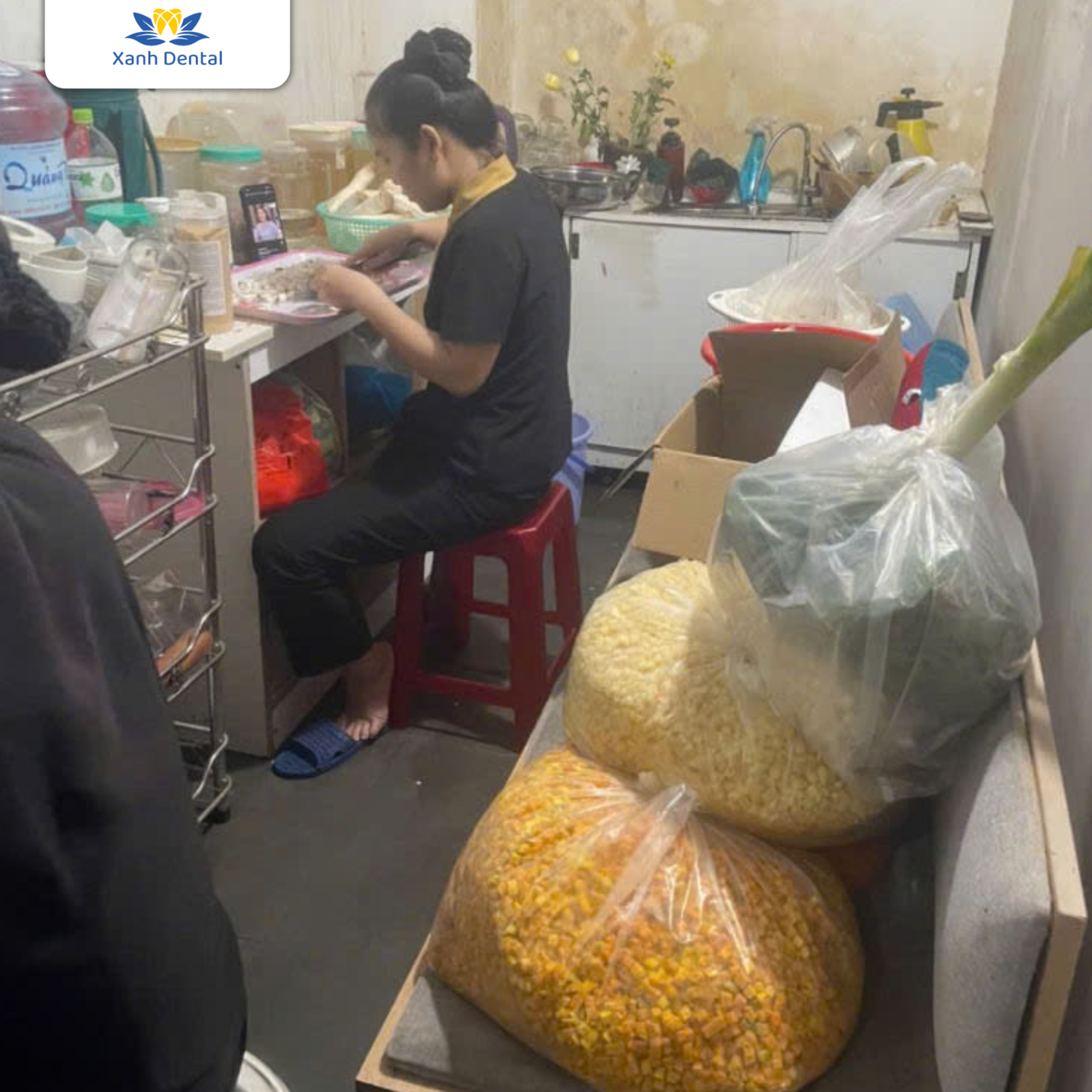 Những nguyên liệu nấu cháo chay được các cô, các chị tỉ mỉ chuẩn bị