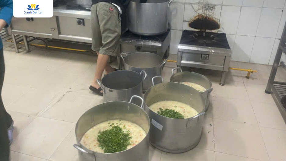 Mọi người cùng nhau nấu những nồi cháo chay dinh dưỡng dành cho các bệnh nhân