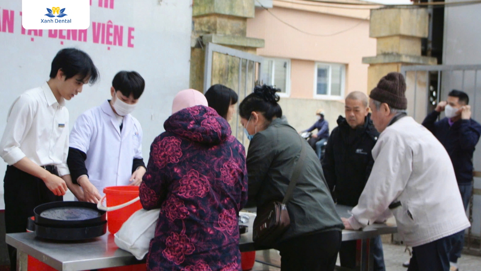 Hoạt động phát cháo từ thiện tại viện E - Xanh Dental