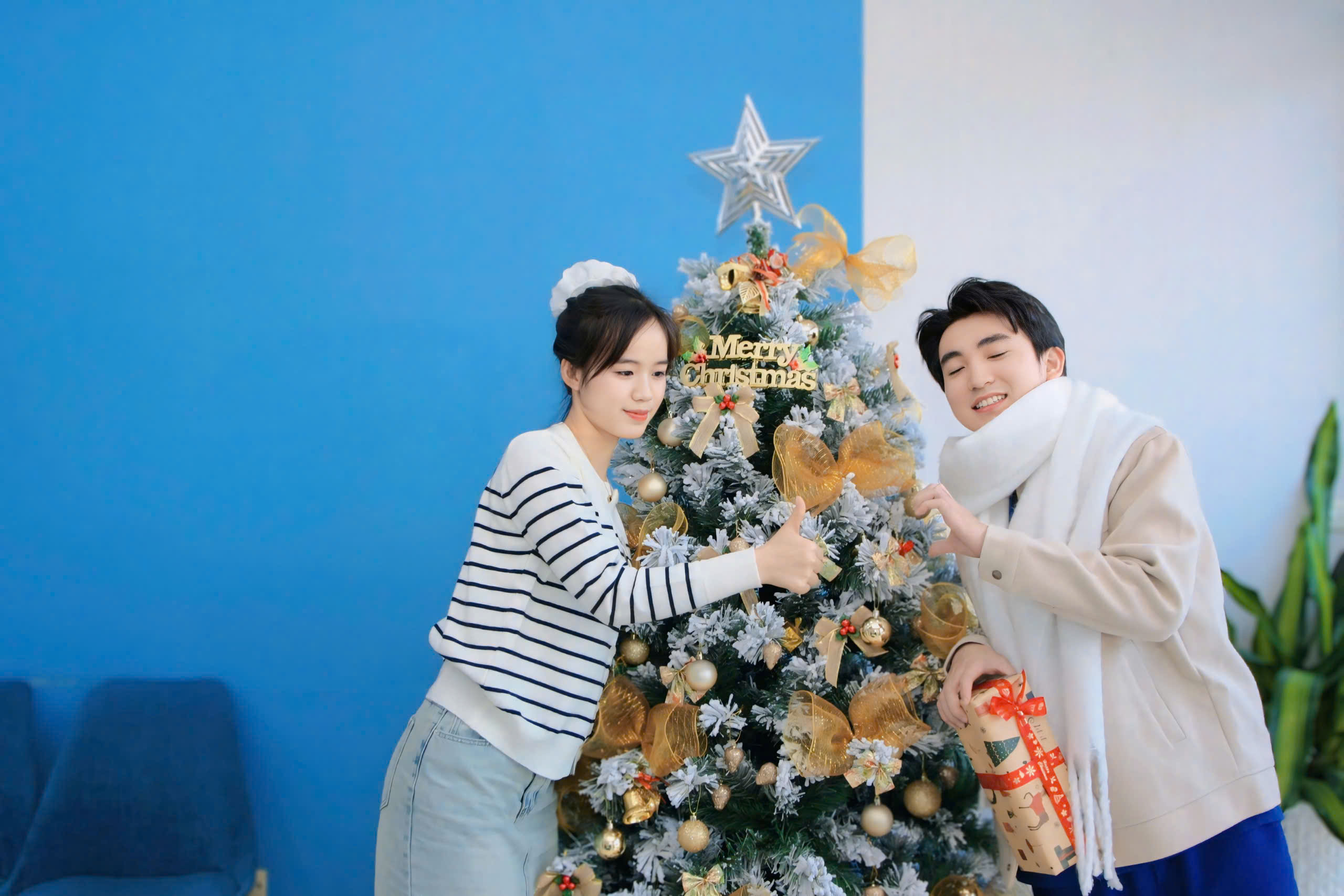 Ảnh nhân viên Xanh Dental check-in cùng cây thông tại Nha khoa Xanh