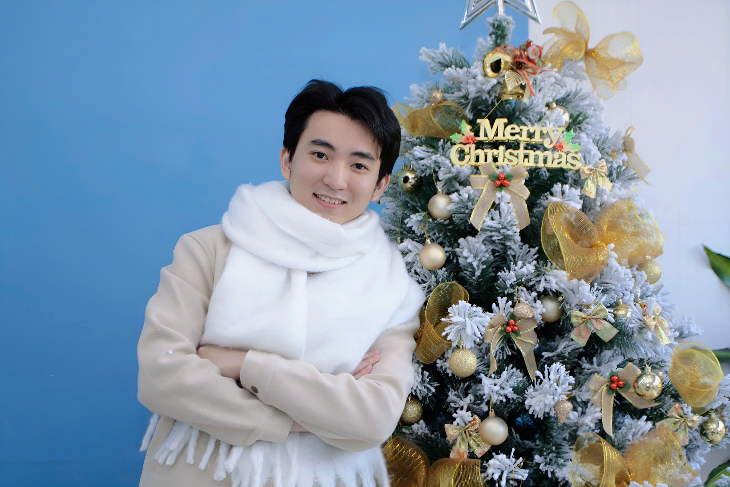 Ảnh nhân viên Xanh Dental check-in cùng cây thông tại Nha khoa Xanh