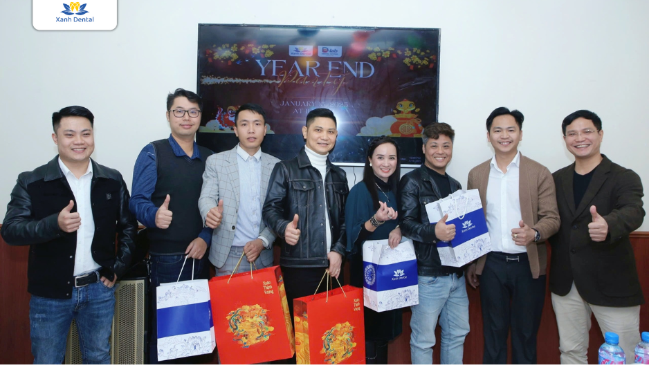 Cảm ơn và trao tặng quà đối tác Xanh Dental