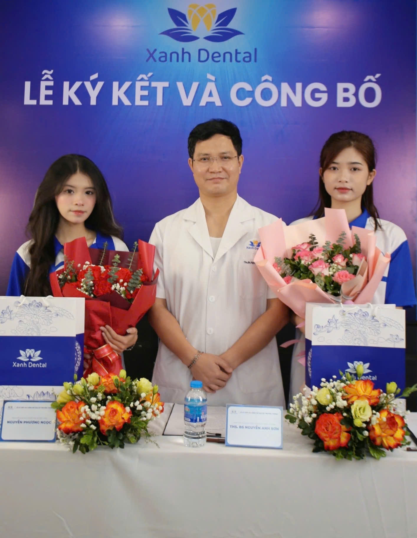 ThS.BS Nguyễn Anh Sơn cùng hai bạn đại sứ truyền thông