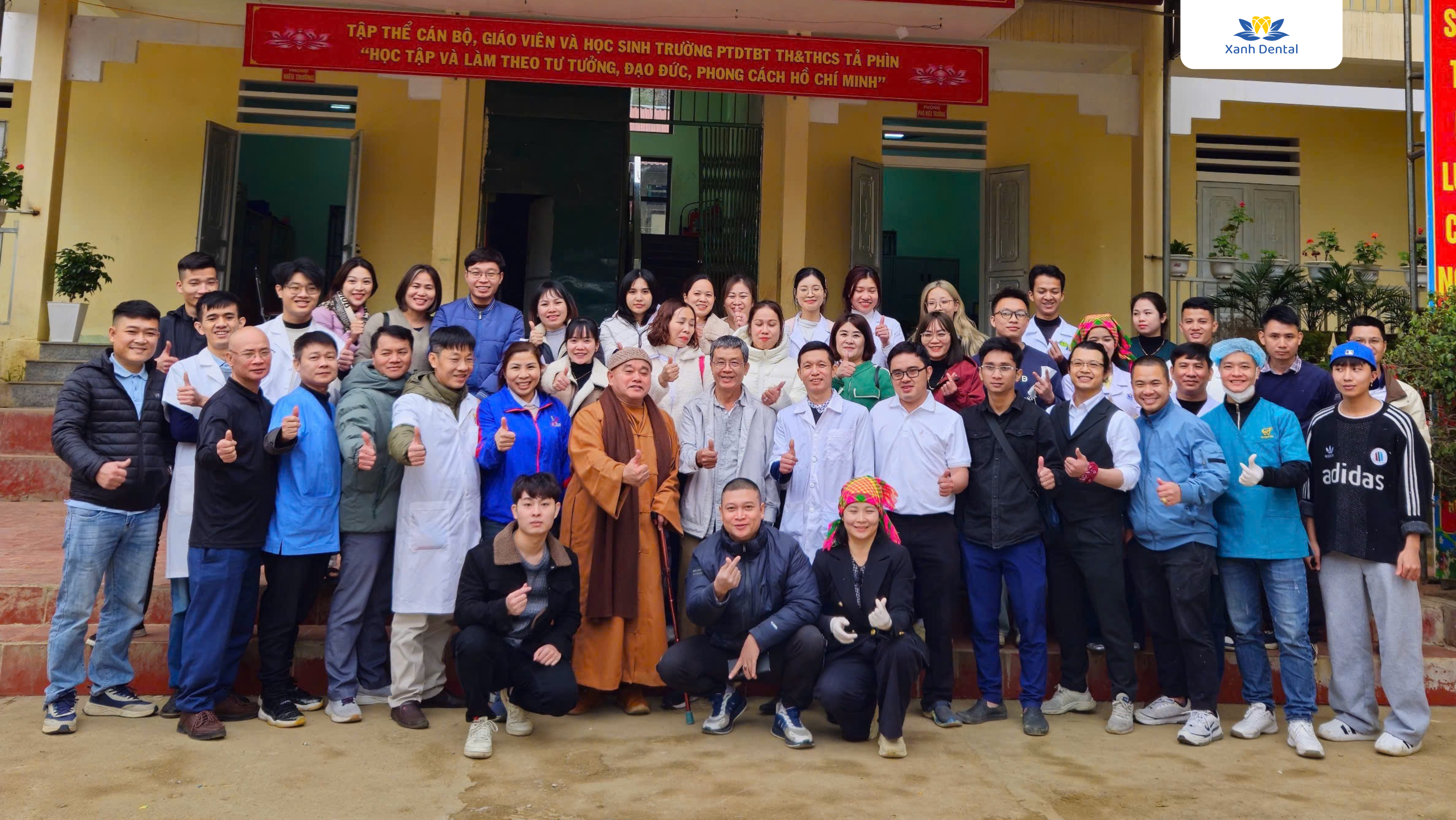 Các y bác sĩ cùng nhau khám chữa bệnh nhân đạo tại Hà Giang